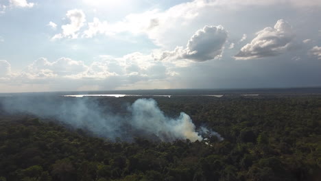 Feuer-Brach-Anbau-Rauchwolke-Im-Amazonas-Wald.-Luftaufnahme